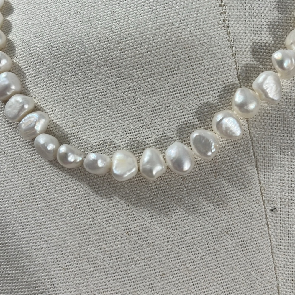 Elegant White Pearl Necklace - Picture 7 of 9